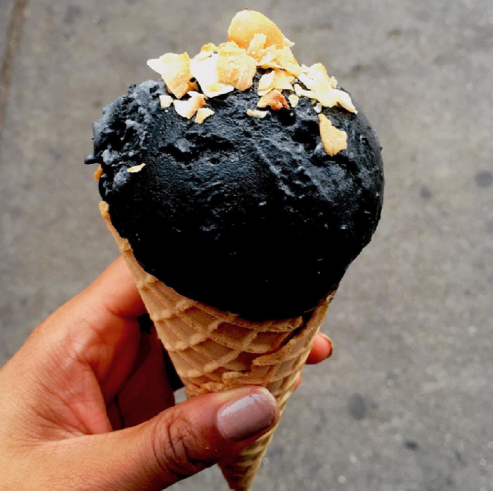 Pojavio se crni sladoled! (FOTO)