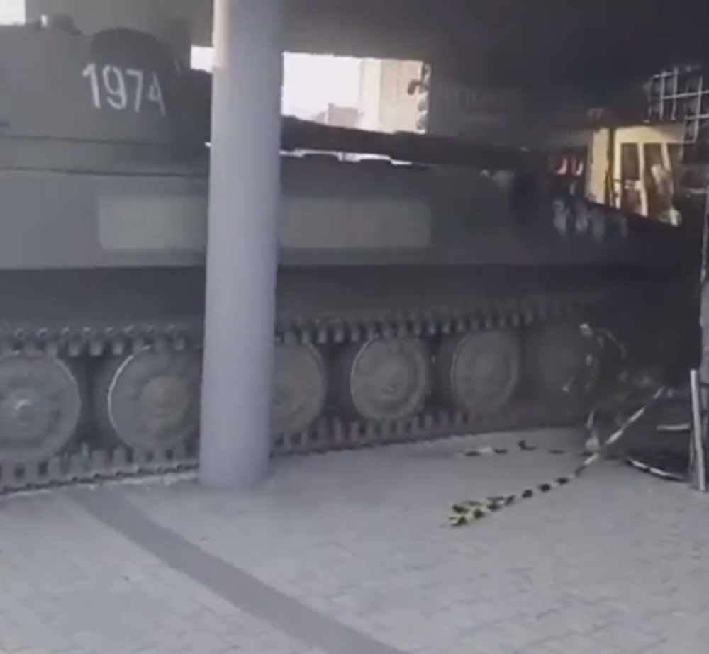 Tenk udario u diskoteku! (VIDEO)