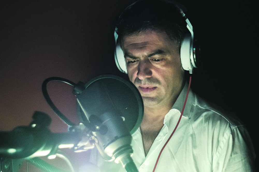 Sergej Trifunović kao dinosaurus Gevin