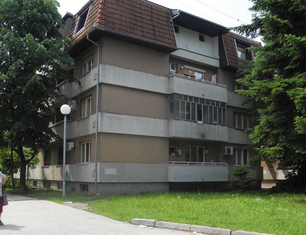 Devojka pala sa terase!