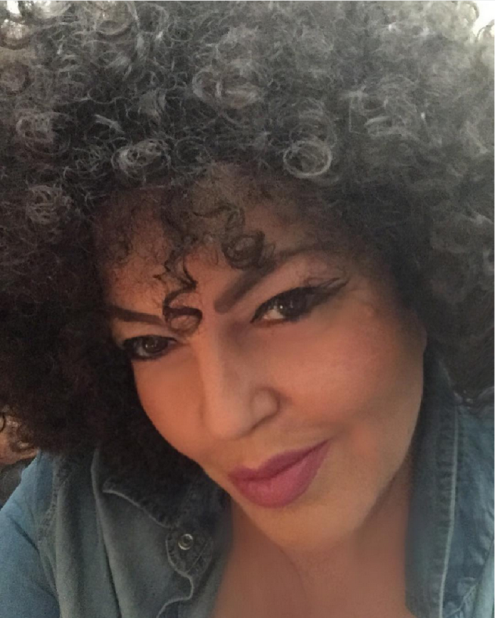 Karleuša promenila lični opis!