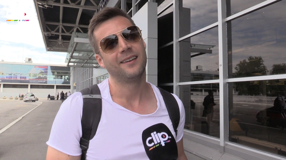 Bojan uhvaćen sa dve cice! (VIDEO)