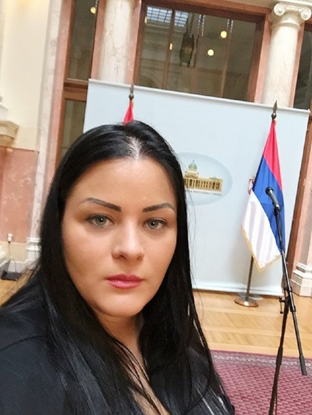 Funkcionerka SRS snima selfije u Skupštini! (FOTO)