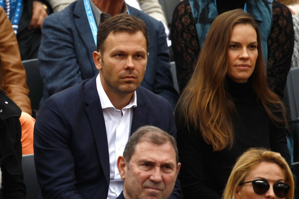 Hilari šutnula verenika!