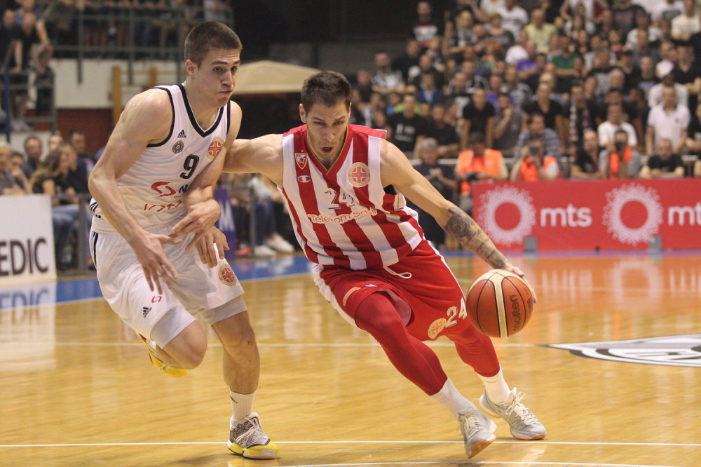 Grobari gađali Delije bakljom i stolicama