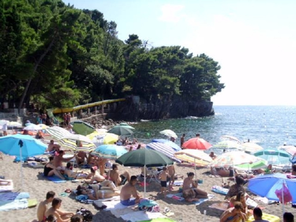 Kupači na plaži u Petrovcu uživali na slanom morskom suncu, a onda je nastao pravi STAMPEDO! Krenula je pravo prema deci!