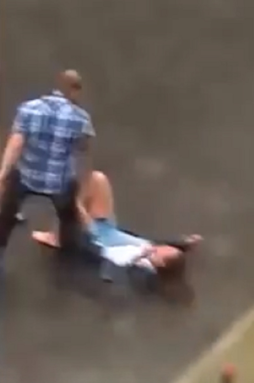 Brutalno prebio devojku, a mnogi kažu da je zaslužila (VIDEO)