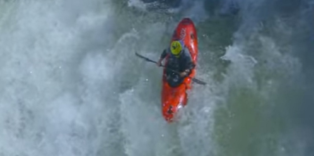 Kajakom se spustio niz vodopad od 25 metara! (VIDEO)