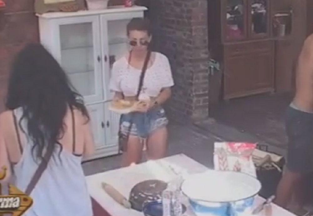 Goga se vratila od lekara i navalila na hranu (VIDEO)