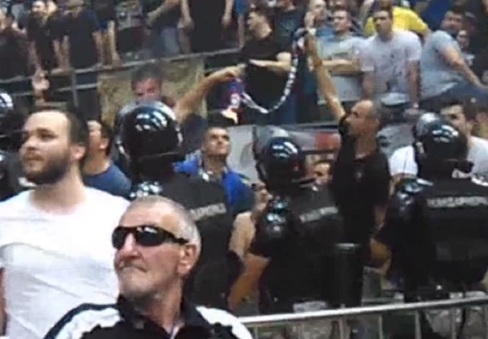 "Delije" zapalile Partizanov šal (VIDEO)