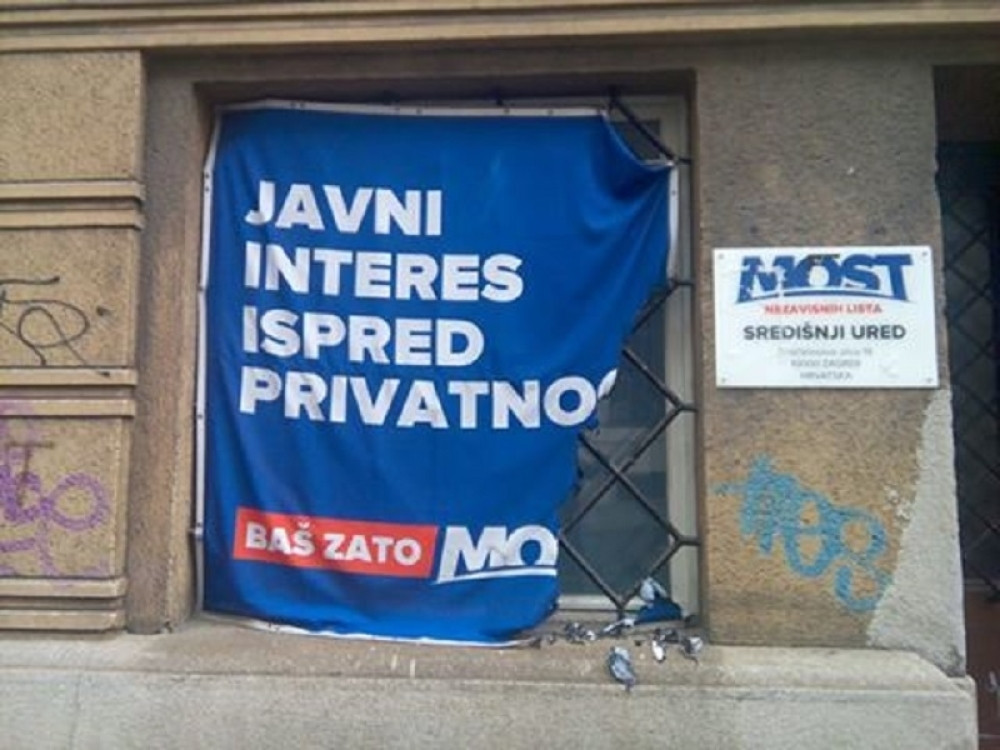 Zapaljen transparent na prozoru Mosta