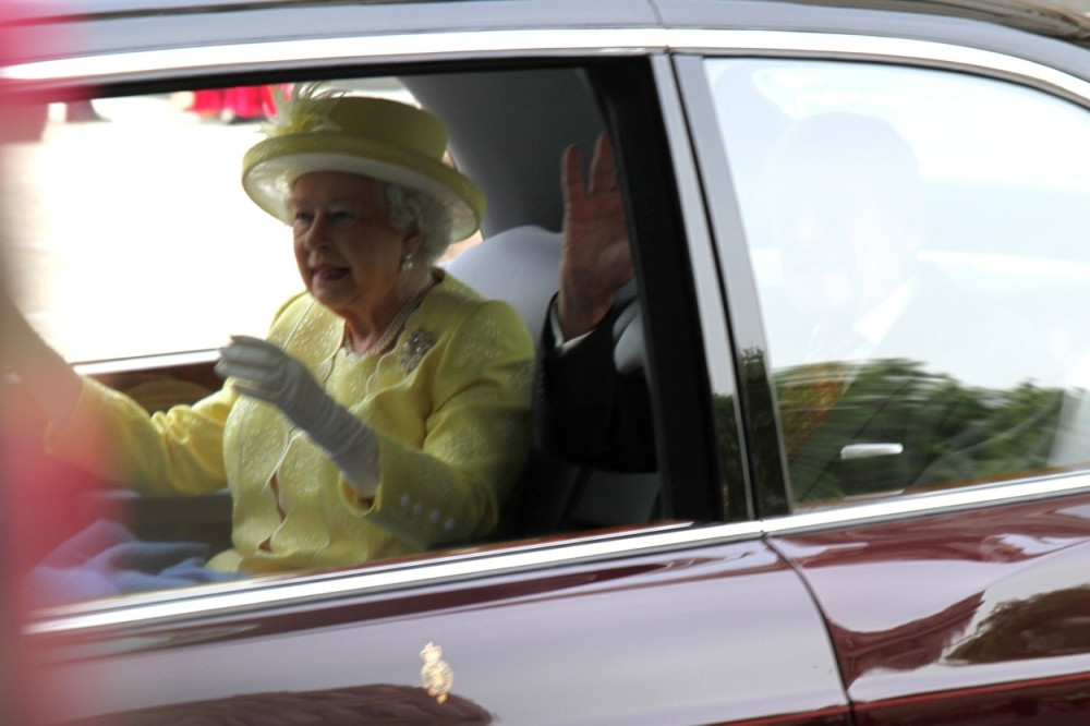 Kraljica prijavljena policiji zbog nevezanog pojasa!