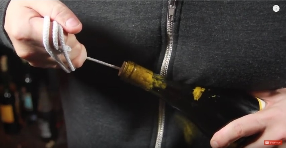 Kako da otvorite vino bez vadičepa (VIDEO)