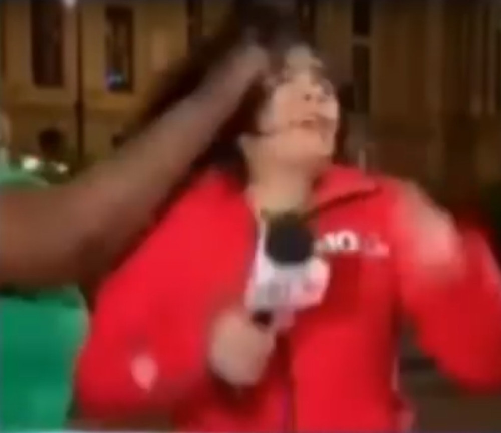 Napala voditeljku tokom uključenja u program (VIDEO)