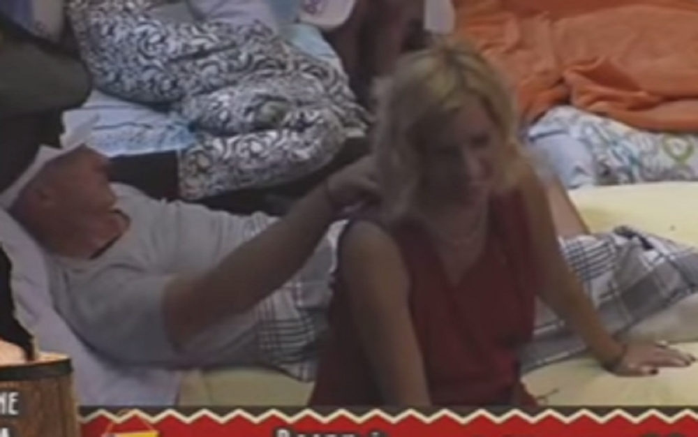 Miki opet masira Jelenu (VIDEO)