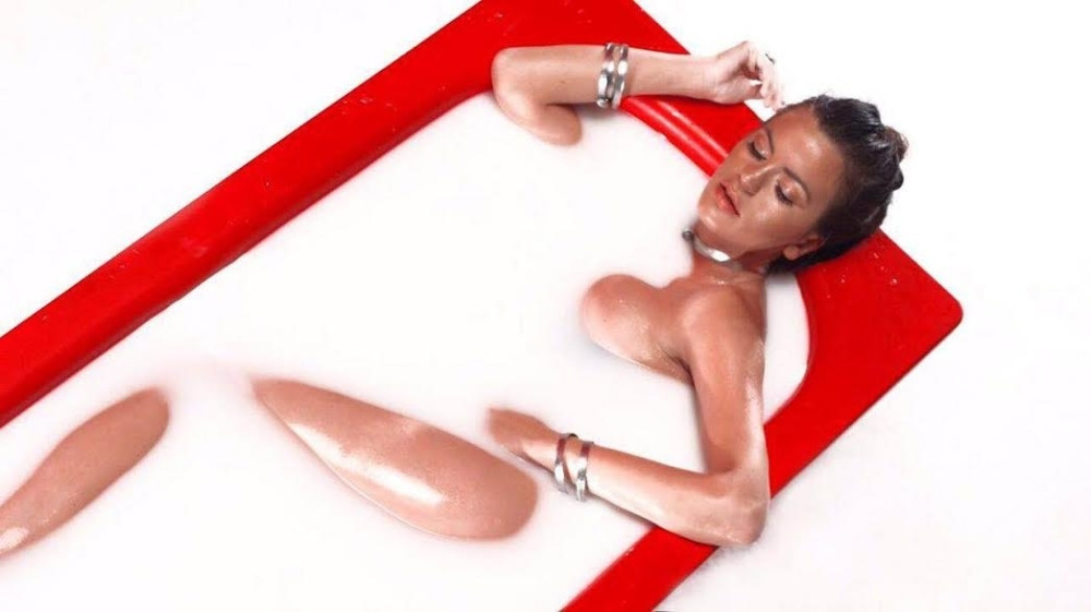 Milica gola u novom spotu! (VIDEO)