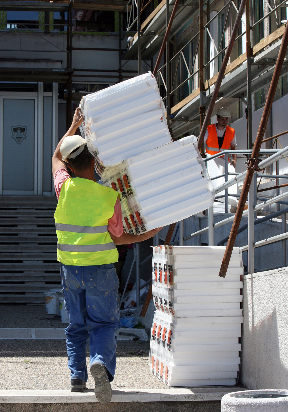 Pala korpa puna radnika!