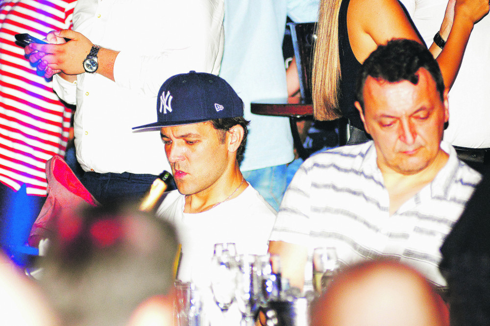 Stojke cirkao na splavu bez žene!