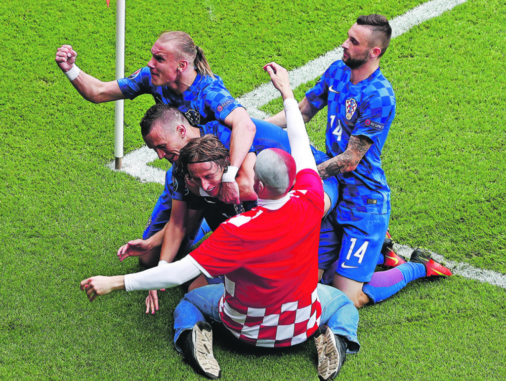 Navijač poljubio Modrića u usta!