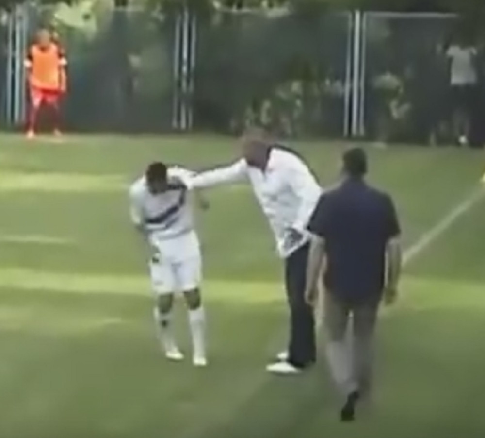 Trener udario igrača (VIDEO)