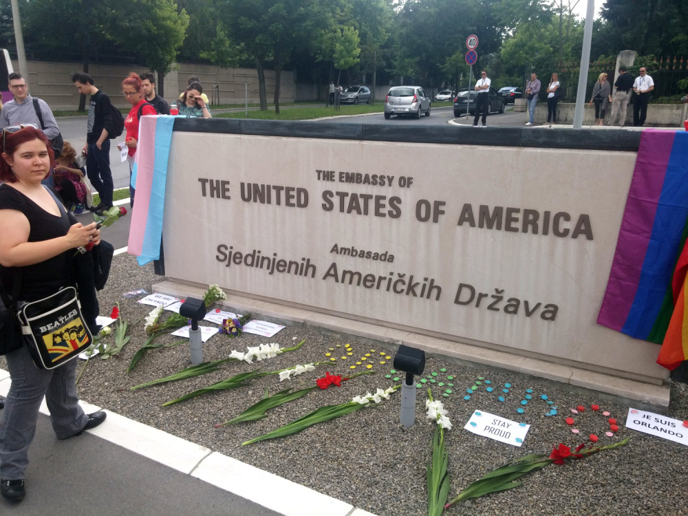 Gejevi ispred ambasade SAD u Beogradu