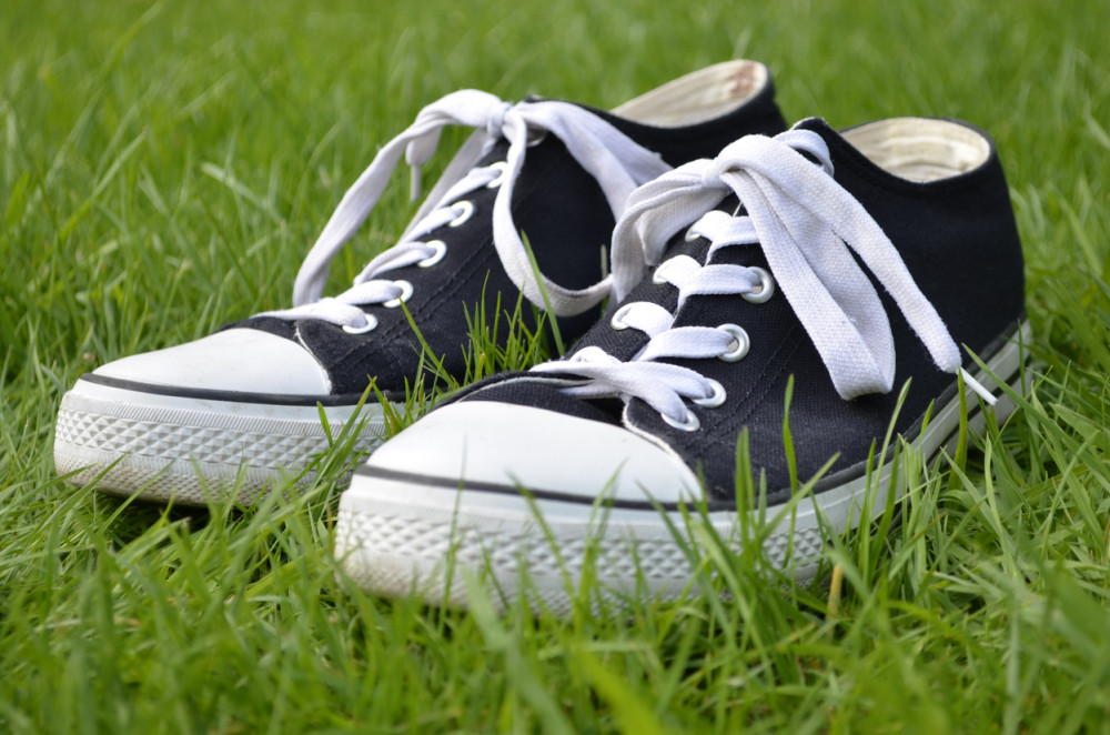 Rugali se dečaku zbog patika, evo šta im je odgovorio! (VIDEO)