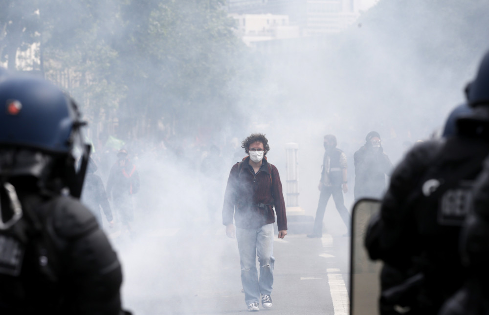 Policija suzavcem rasteruje demonstrante