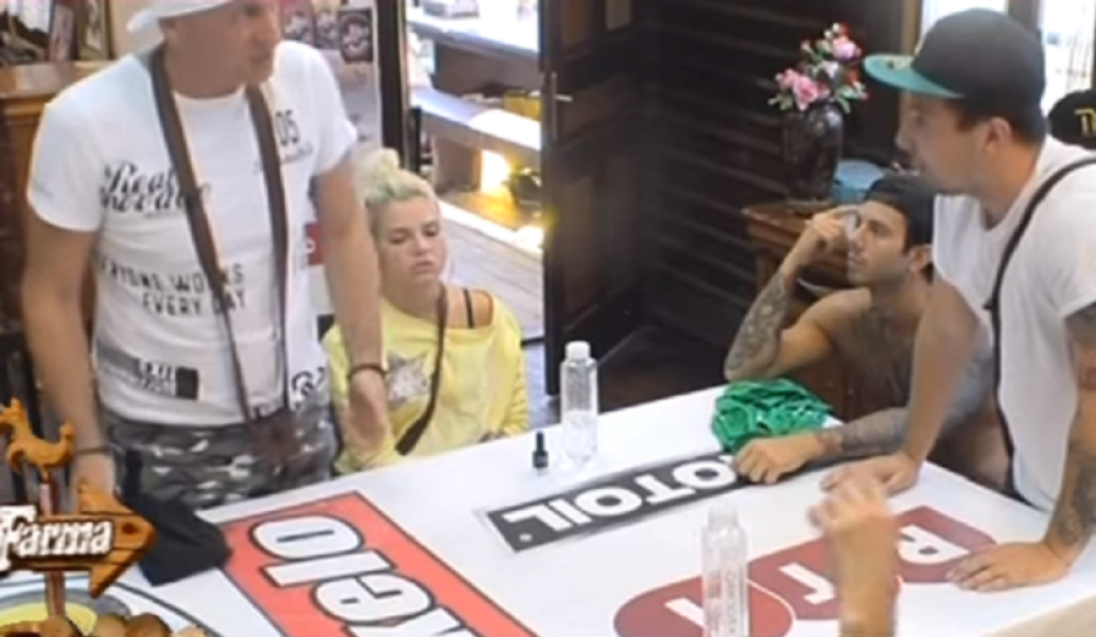 Ti si gej! Pokušao si da mi se uvučeš u krevet!