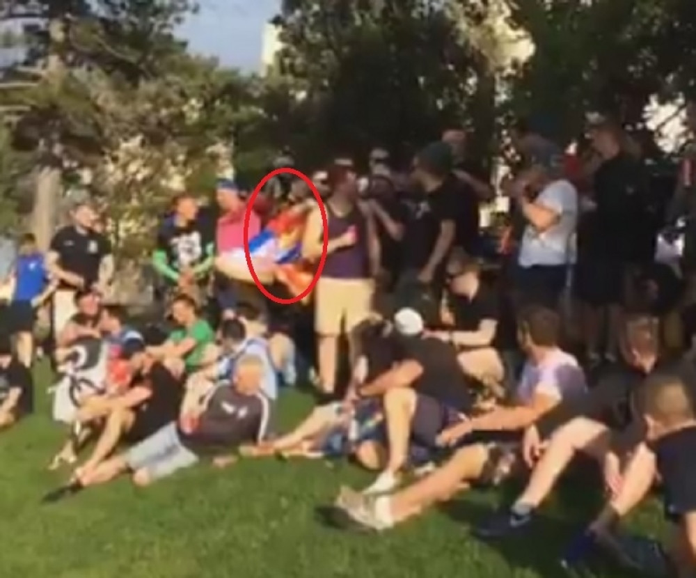 Rusi sa srpskom zastavom krenuli na Engleze