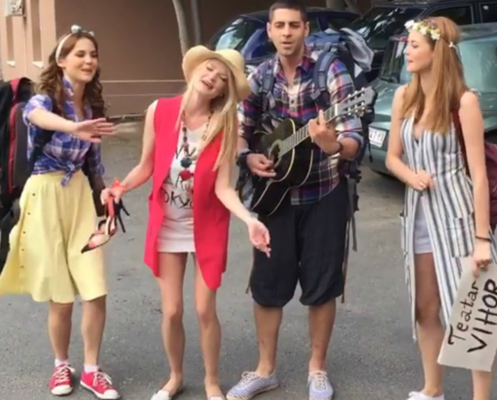 Glumci poput uličnih svirača