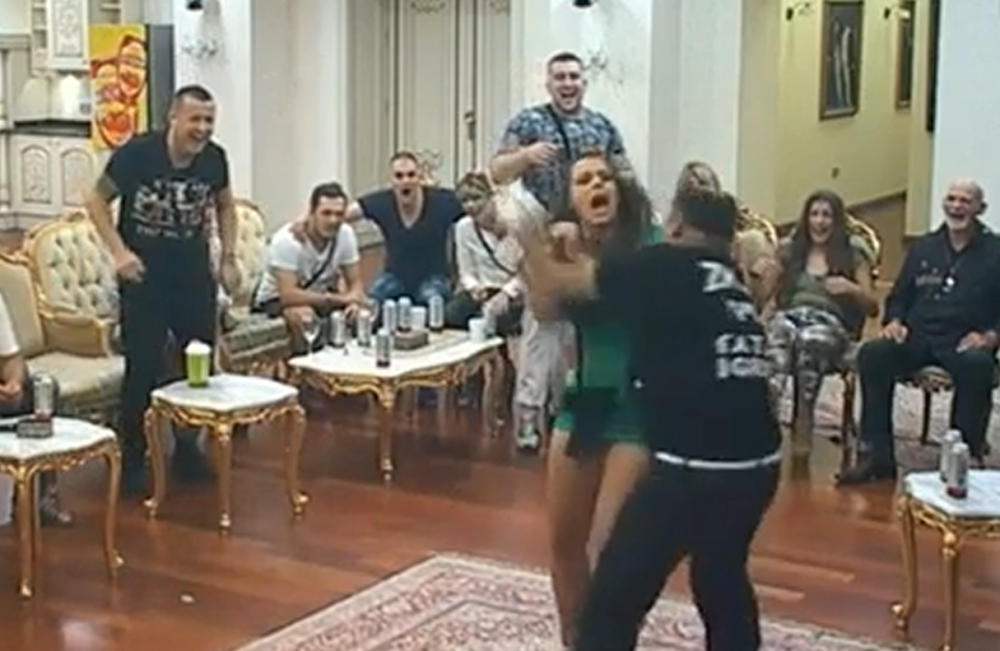 Zmaj podigao haljinu Armini (VIDEO)