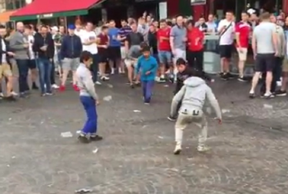 Engleski navijači ponižavaju decu prosjake (VIDEO)