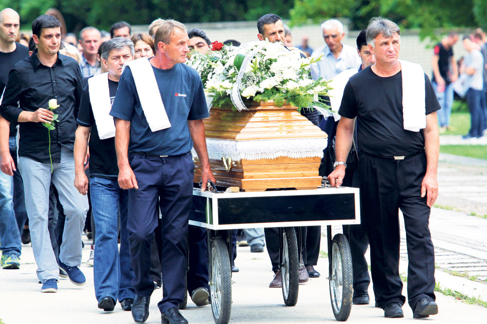 Gagu ispratili pesmom “Pukni, zoro”