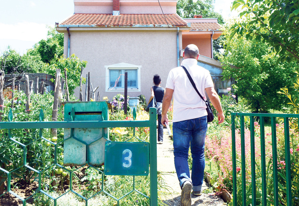 Spavao je na groblju, grleći humku sina