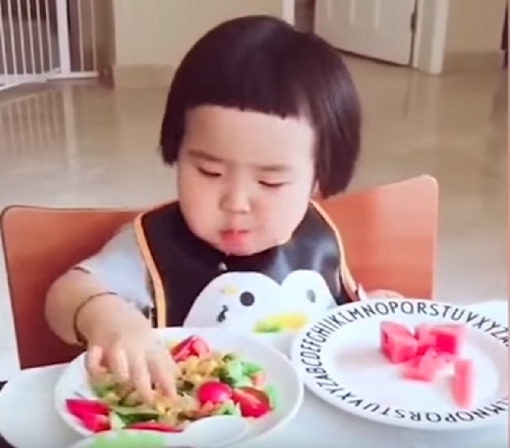 Devojčicin ručak hit na internetu (VIDEO)