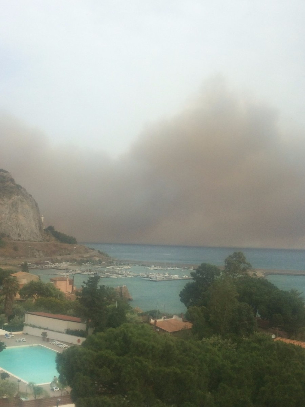 Vatra bukti uz magistralu! Ugrožene kuće pored puta, meštani u opštoj PANICI!