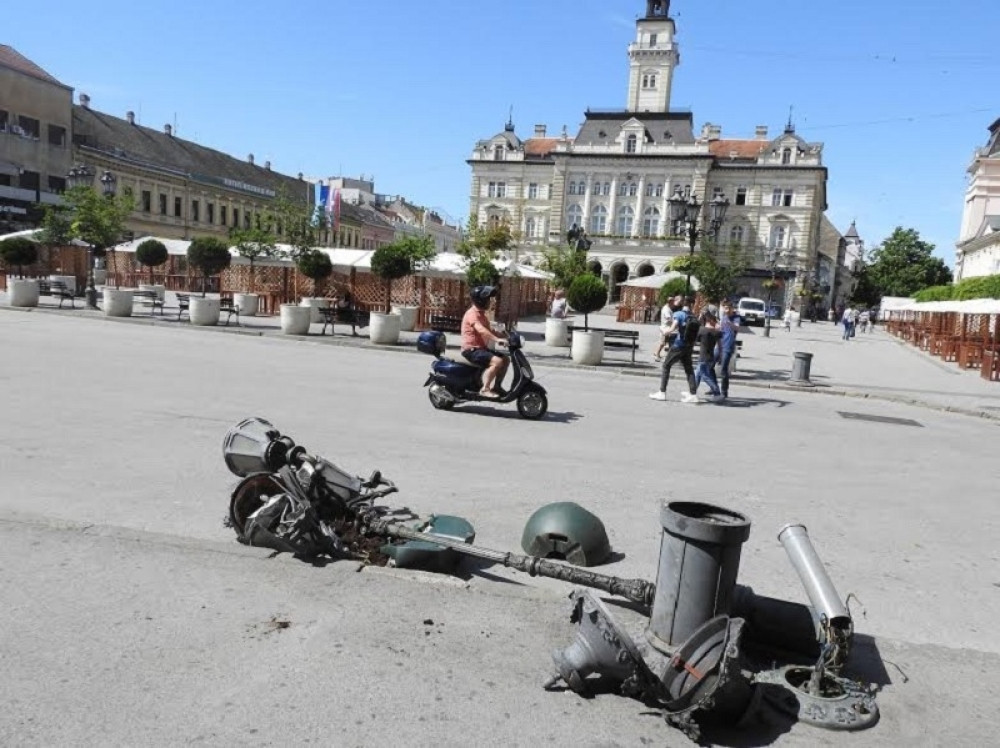Oborio banderu u centru pa pobegao