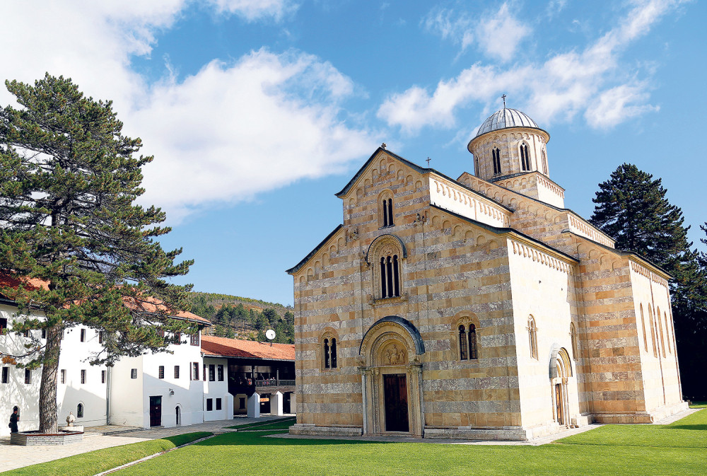 Italijan koji ima 500 ljudi pod oružjem komanduje zaštitom manastira (VIDEO)