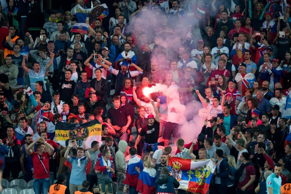 Ruski navijači na aerodromu u Nici čekaju deportaciju