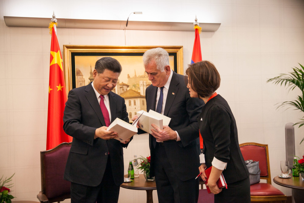 Nikolić Si Đinpingu poklonio očevu fotografiju