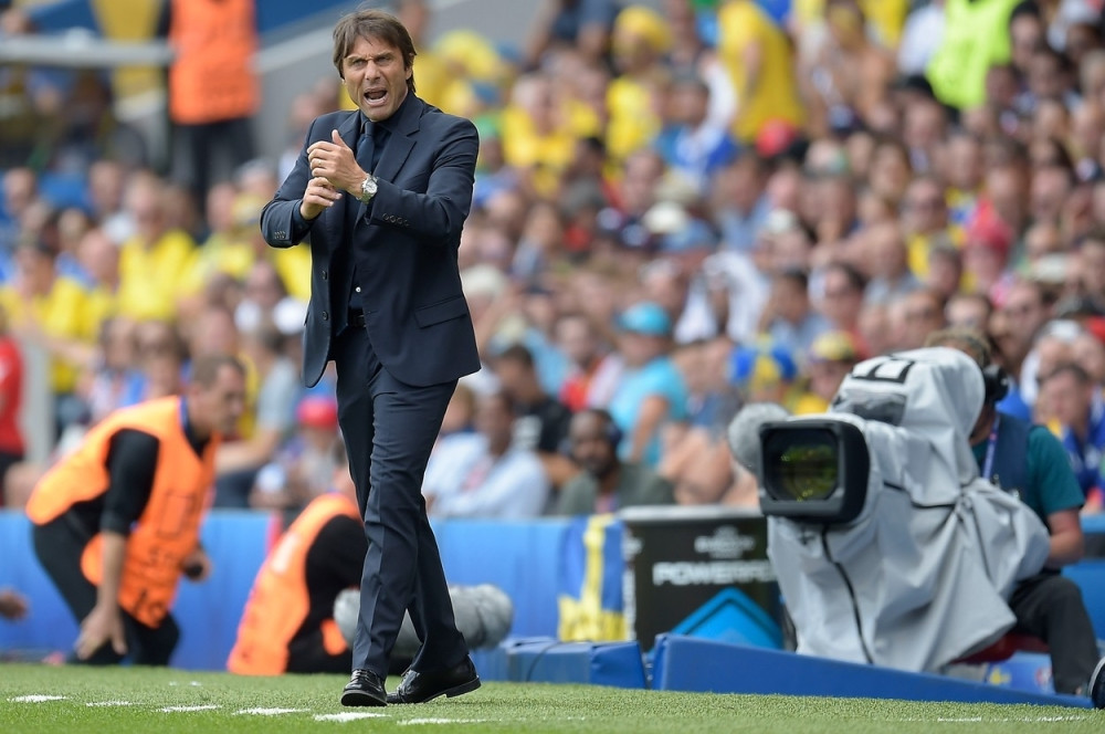 Konte želi napad Kosta - Benteke