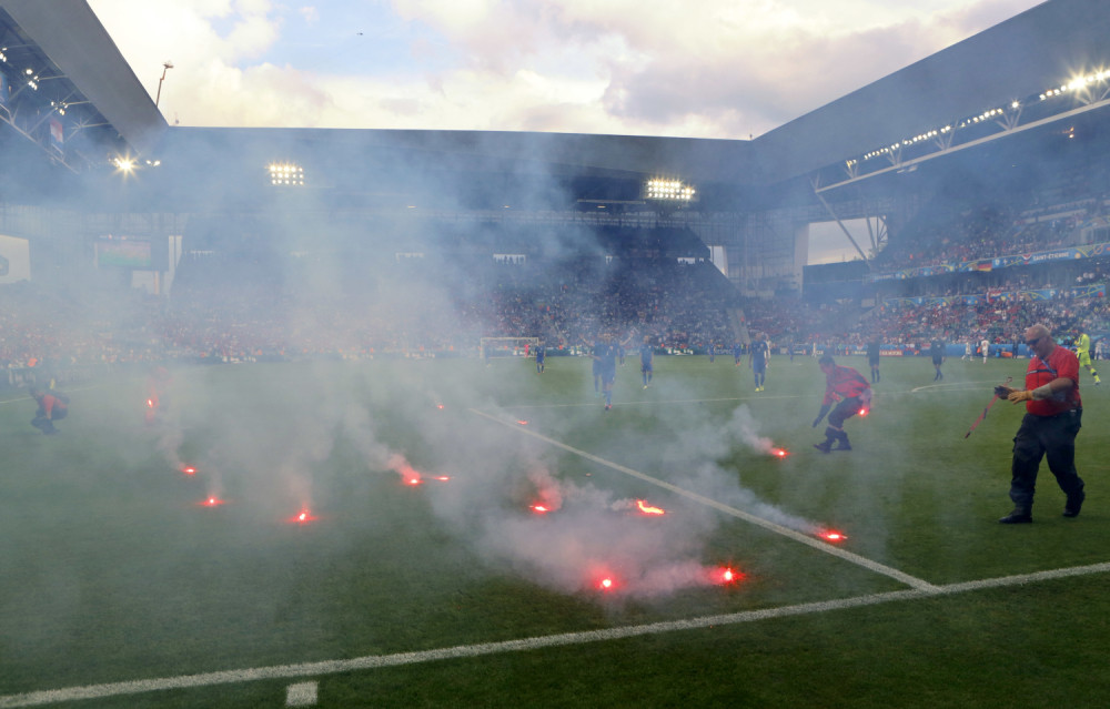 Maloletnici palili baklje na utakmici