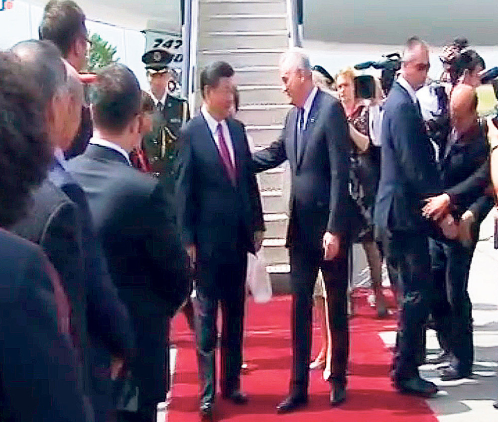 Toma tapšao po ramenu, a nije smeo!