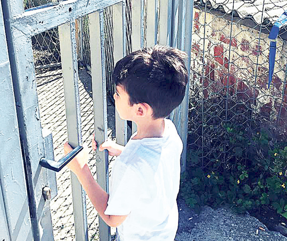 Oliverov sin čeka tatu pred zatvorom!