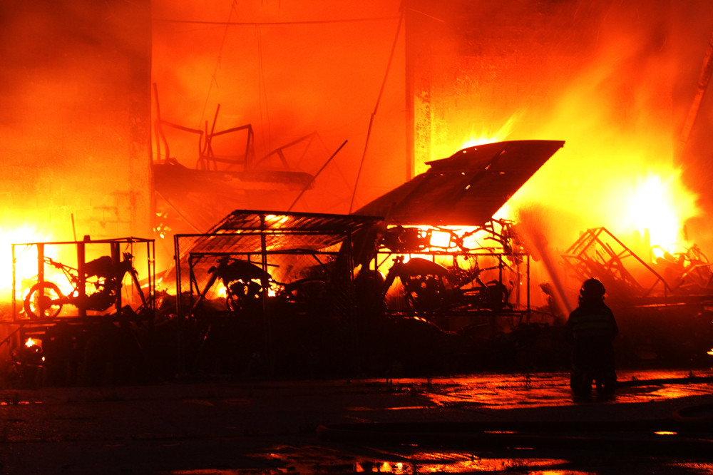 U velikom požaru izgorele desetine automobila (FOTO)