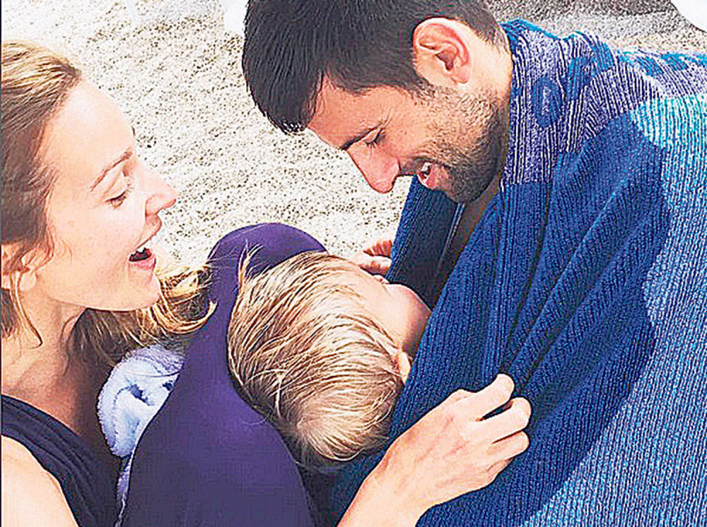 Novak sa malim Stefanom ŠETA PO KIŠI, ali jedan detalj na sinčiću će vas OSTAVITI BEZ DAHA! (FOTO)