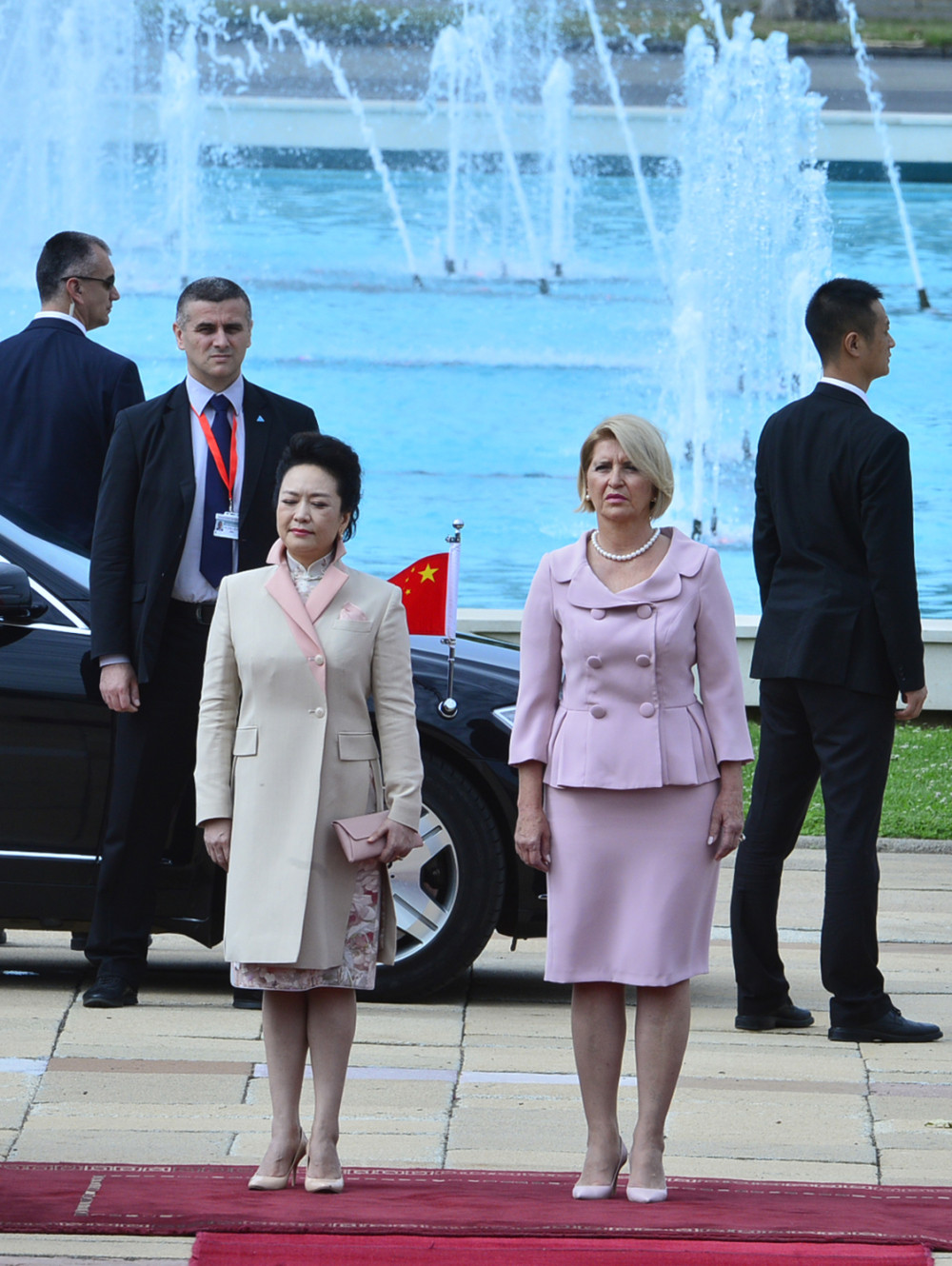 Prve dame u školi u Zemunu (FOTO)