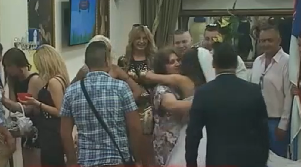 Gastozova mama se ipak pojavila na svadbi! (VIDEO)