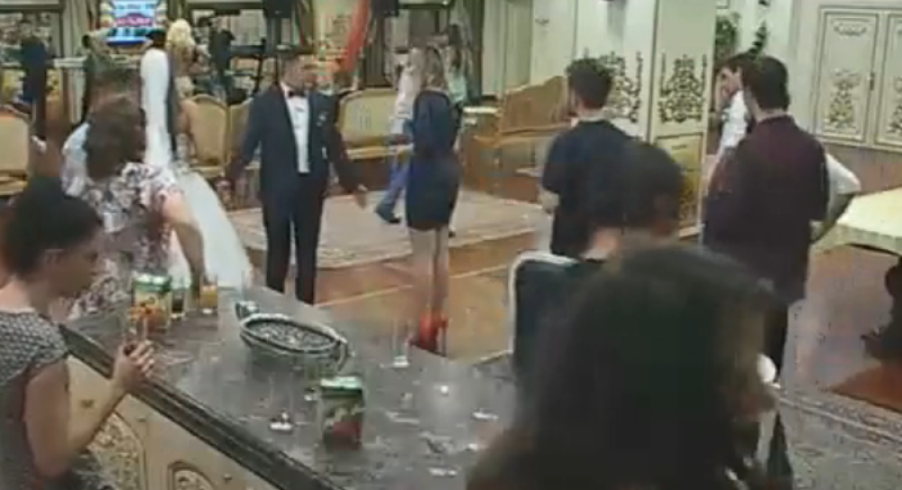 Sram vas bilo, go**a jedna! (VIDEO)