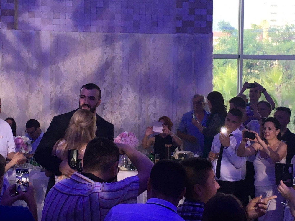 Mladence čuvale desetine telohranitelja (FOTO i VIDEO)